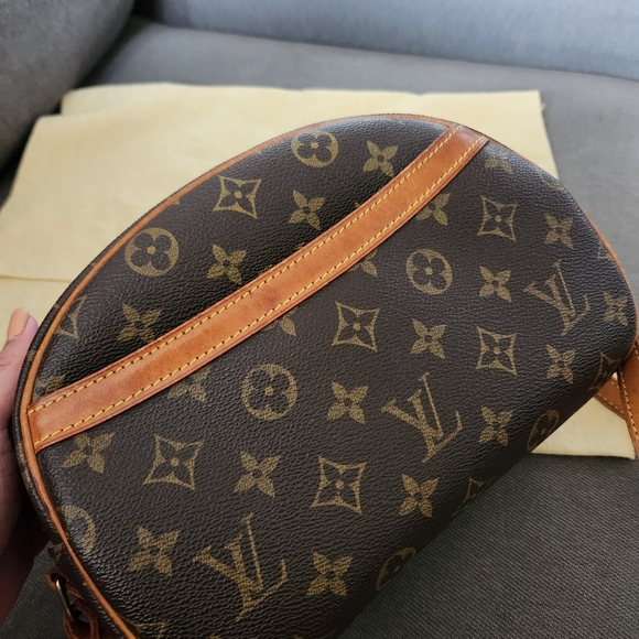 Louis Vuitton Blois Crossbody - Picture 6 of 16